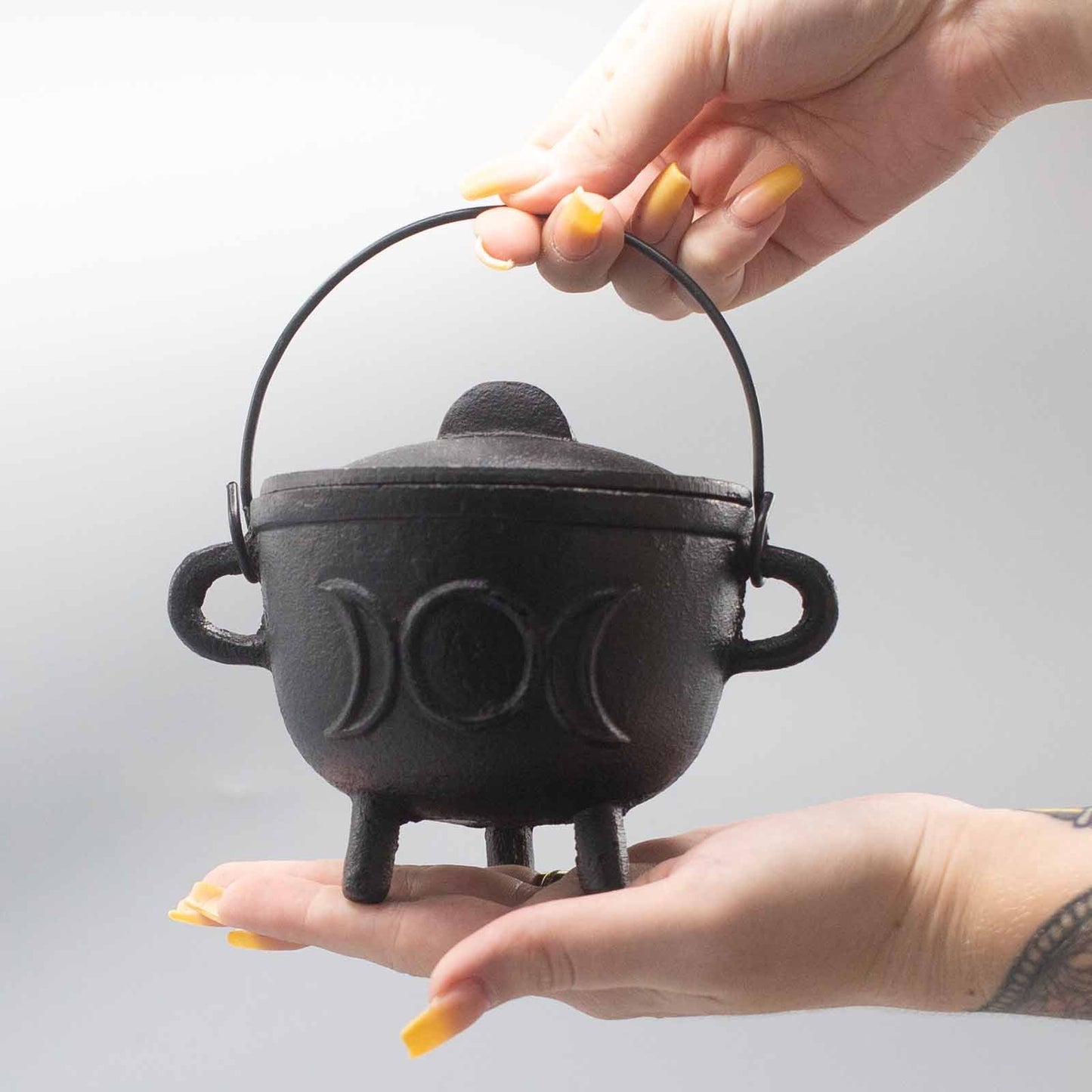 Cast Iron Triple Moon Cauldron – Medium